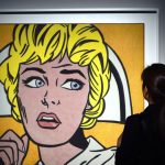 une-visiteuse-admire-le-tableau-nurse-de-l-artiste-roy-lichtenstein-expose-chez-christie-s-le-16-octobre-2015-a-new-york_5447327